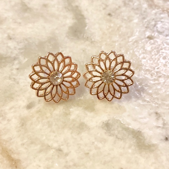 paparazzi Jewelry - Paparazzi Rose gold flower earrings